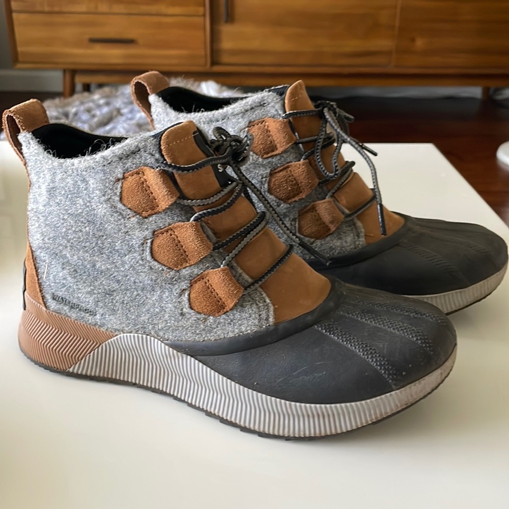 Sorel out n about boots size 8